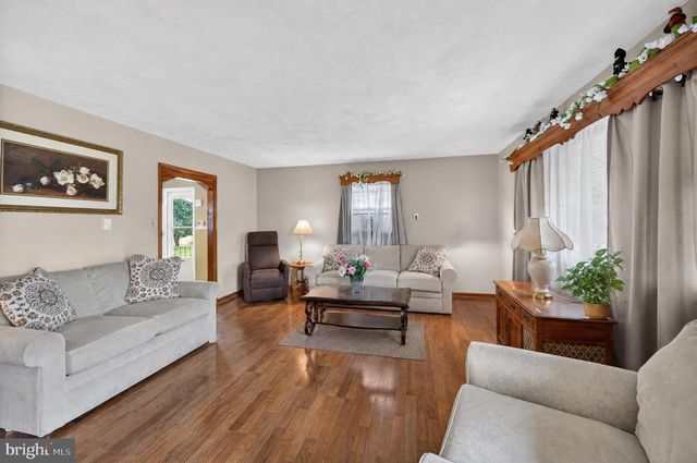 9005 CHARLES TOWN RD, Charles Town, WV 25414