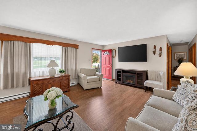 9005 CHARLES TOWN RD, Charles Town, WV 25414