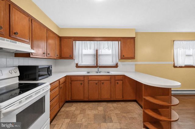 9005 CHARLES TOWN RD, Charles Town, WV 25414