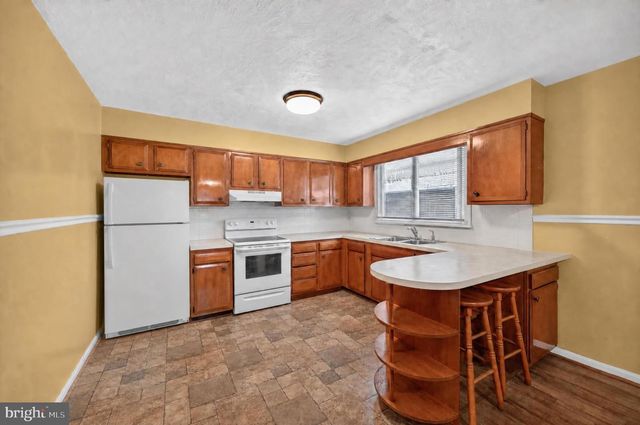 9005 CHARLES TOWN RD, Charles Town, WV 25414