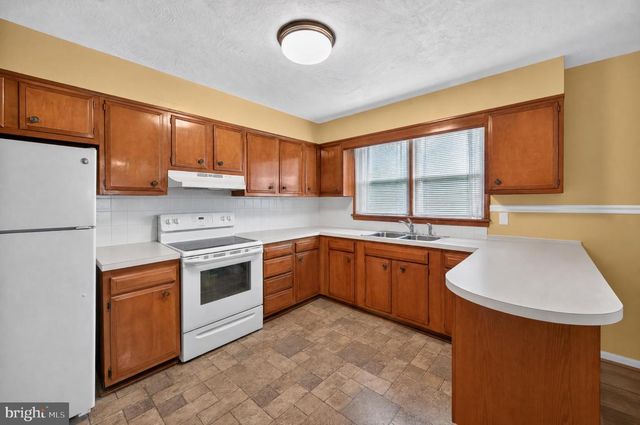 9005 CHARLES TOWN RD, Charles Town, WV 25414