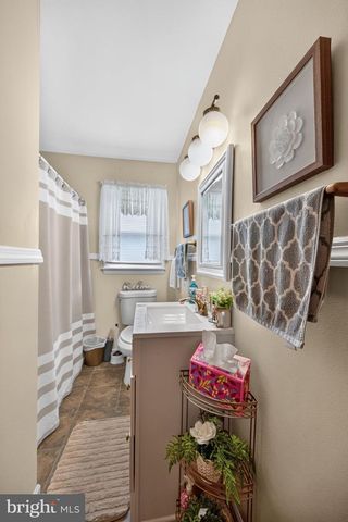 9005 CHARLES TOWN RD, Charles Town, WV 25414