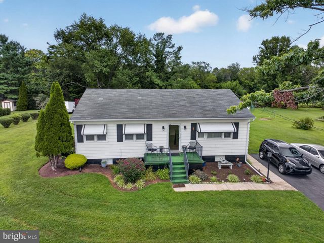 9005 CHARLES TOWN RD, Charles Town, WV 25414