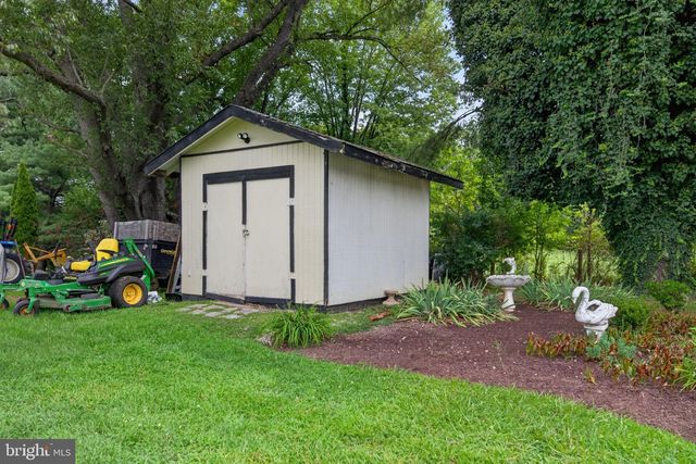 9005 CHARLES TOWN RD, Charles Town, WV 25414