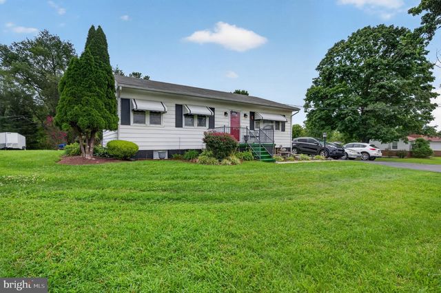 9005 CHARLES TOWN RD, Charles Town, WV 25414