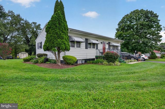 9005 CHARLES TOWN RD, Charles Town, WV 25414
