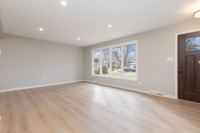 8518 Candlelight West Drive, Willow Springs, IL 60480