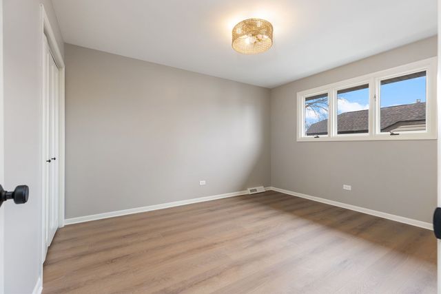 8518 Candlelight West Drive, Willow Springs, IL 60480