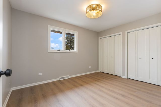 8518 Candlelight West Drive, Willow Springs, IL 60480