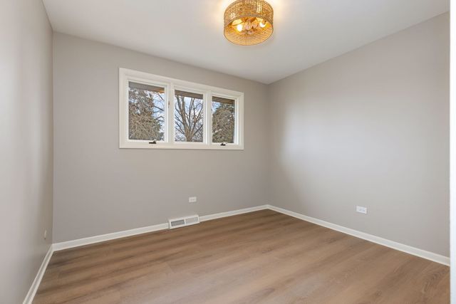 8518 Candlelight West Drive, Willow Springs, IL 60480