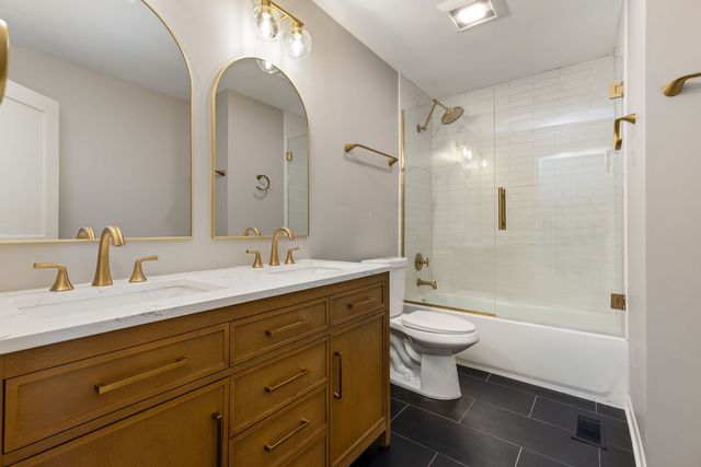 8518 Candlelight West Drive, Willow Springs, IL 60480