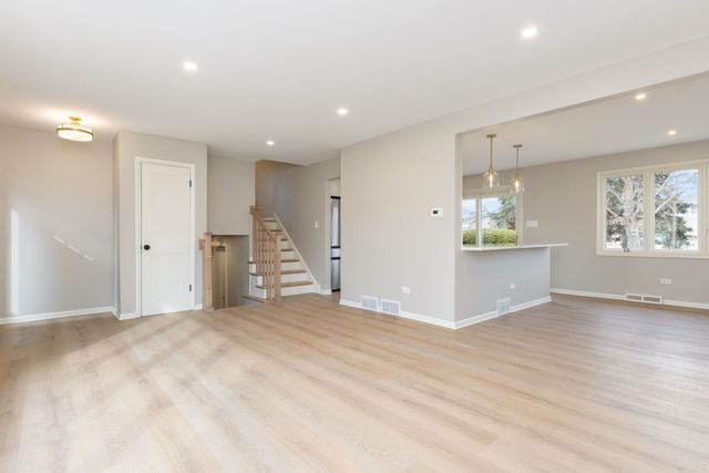 8518 Candlelight West Drive, Willow Springs, IL 60480