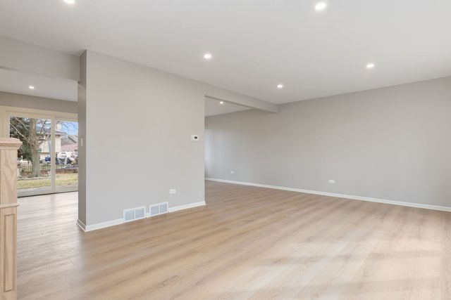 8518 Candlelight West Drive, Willow Springs, IL 60480