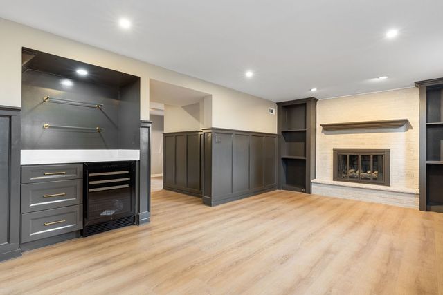 8518 Candlelight West Drive, Willow Springs, IL 60480