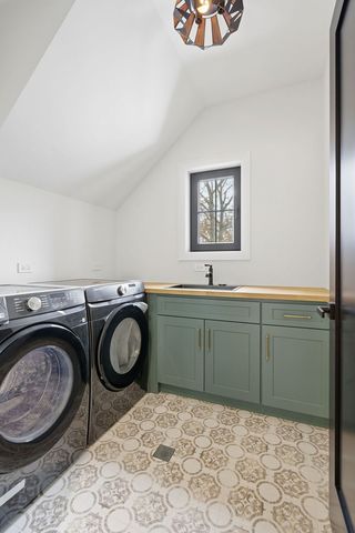 1100 Lois Avenue, Park Ridge, IL 60068