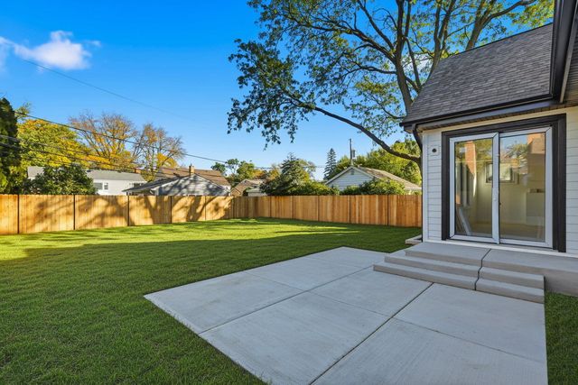 1100 Lois Avenue, Park Ridge, IL 60068