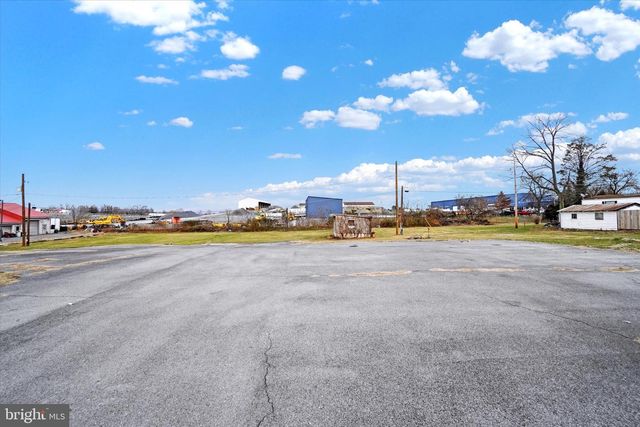 1832 W TRINDLE RD, Carlisle, PA 17013