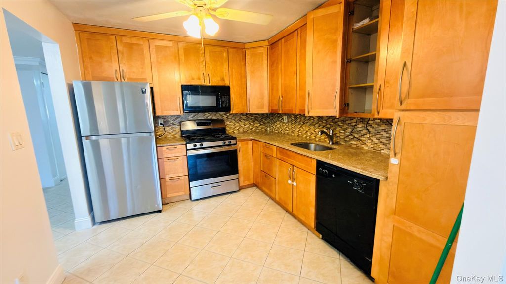 12135 5th Avenue 3, College Point, NY 11356 — photo 3