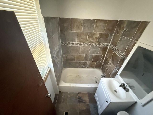 3350 N 9th STREET, Milwaukee, WI 53206