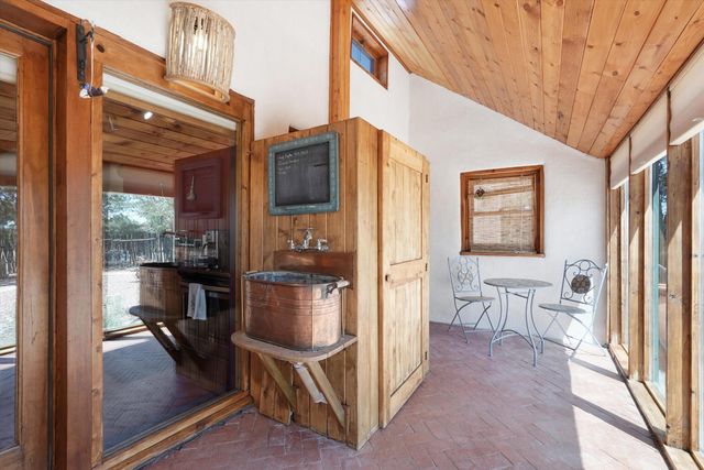4 Demas Road, Santa Fe, NM 87508