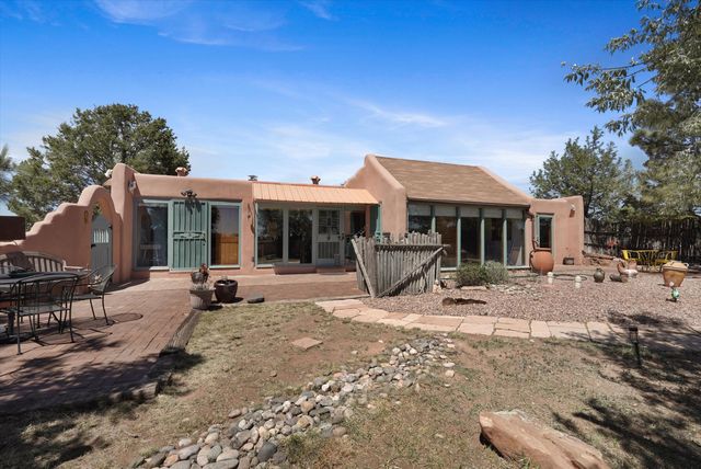 4 Demas Road, Santa Fe, NM 87508