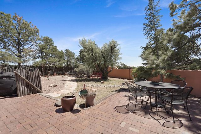 4 Demas Road, Santa Fe, NM 87508