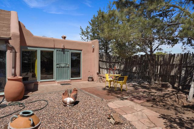 4 Demas Road, Santa Fe, NM 87508