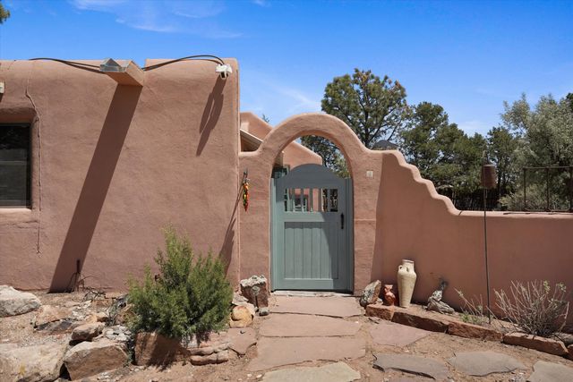 4 Demas Road, Santa Fe, NM 87508
