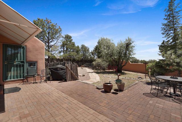 4 Demas Road, Santa Fe, NM 87508