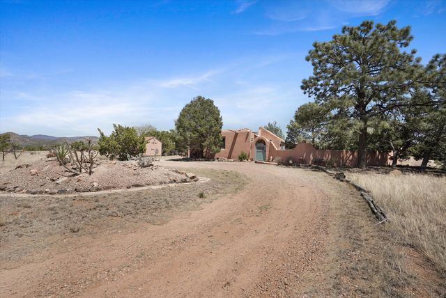4 Demas Road, Santa Fe, NM 87508