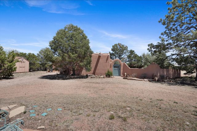 4 Demas Road, Santa Fe, NM 87508