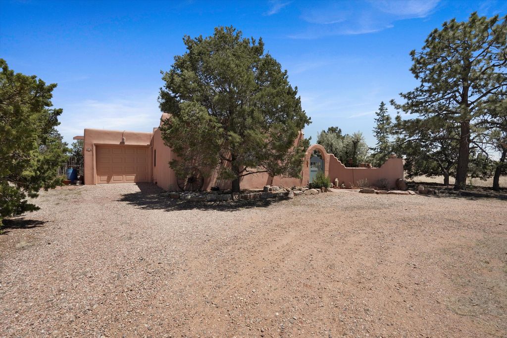4 Demas Road, Santa Fe, NM 87508
