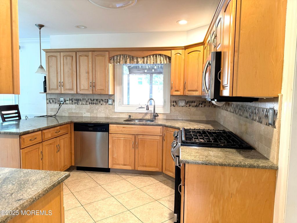 28 Ridge Road, West Long Branch, NJ 07764