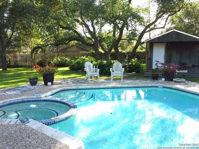 40 Encino Loma, Beeville, TX 78102