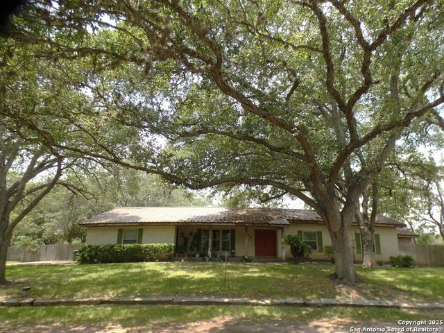 40 Encino Loma, Beeville, TX 78102
