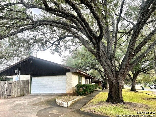 40 Encino Loma, Beeville, TX 78102