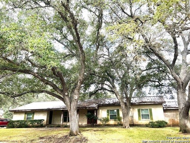 40 Encino Loma, Beeville, TX 78102