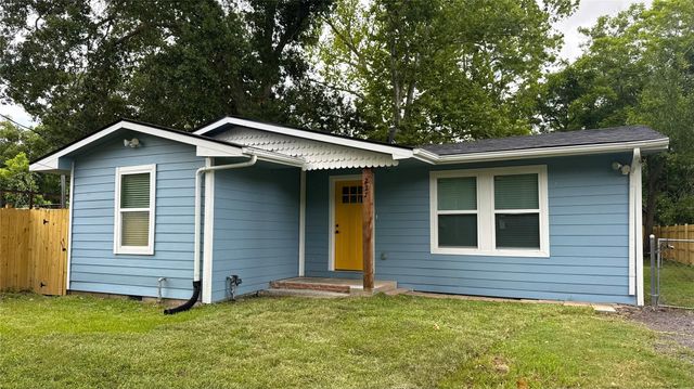 227 Kansas Street, Bacliff, TX 77518