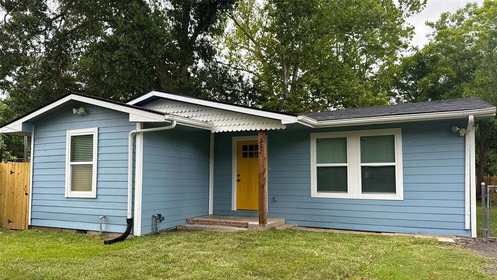 227 Kansas Street, Bacliff, TX 77518
