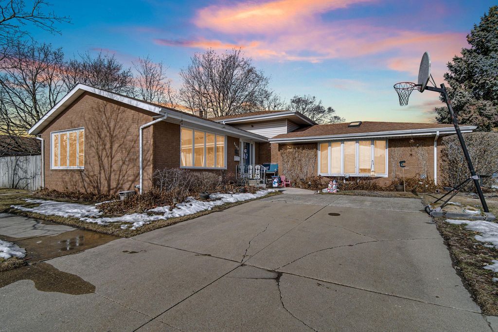 8796 Madison Avenue, Munster, IN 46321