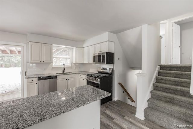 6445 Pontiac Lake Road, Waterford, MI 48327