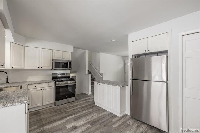 6445 Pontiac Lake Road, Waterford, MI 48327