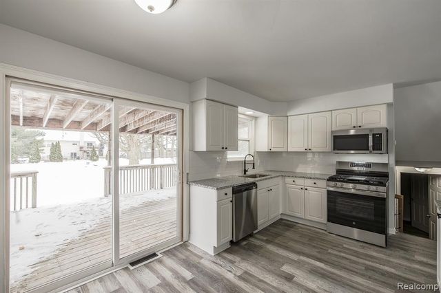 6445 Pontiac Lake Road, Waterford, MI 48327