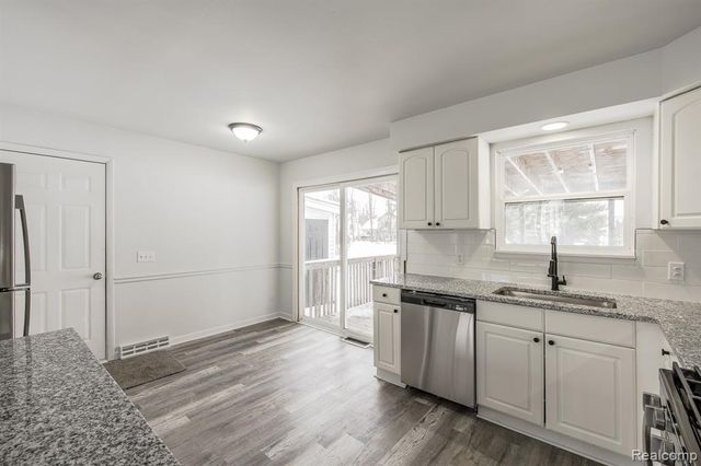 6445 Pontiac Lake Road, Waterford, MI 48327