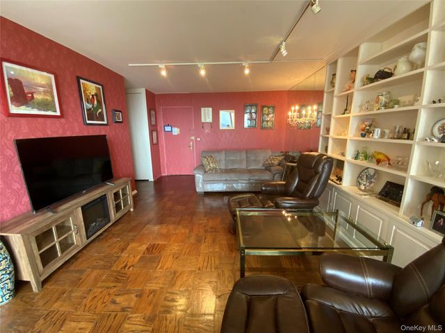 27010 Grand Central Parkway 6A, Floral Park, NY 11005