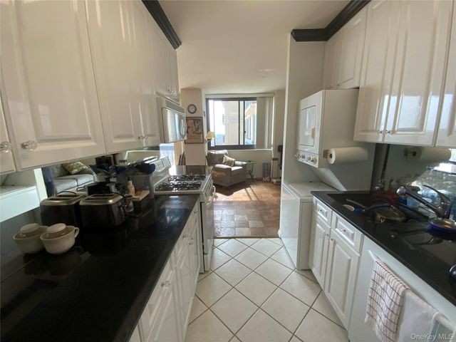 27010 Grand Central Parkway 6A, Floral Park, NY 11005