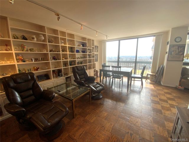 27010 Grand Central Parkway 6A, Floral Park, NY 11005