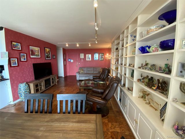 27010 Grand Central Parkway 6A, Floral Park, NY 11005