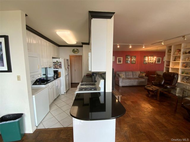 27010 Grand Central Parkway 6A, Floral Park, NY 11005