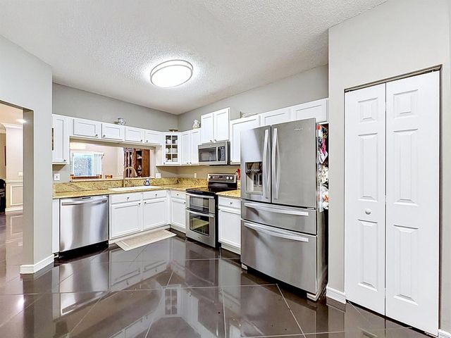 8279 Via Leonessa Drive, Boca Raton, FL 33433